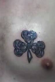 wzór tatuażu w klatce piersiowej czarna koniczyna