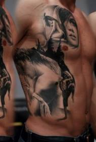 sānu ribas un krūškurvja pelēkas sievietes seja ar lūdzoša vīrieša tetovējuma modeli
