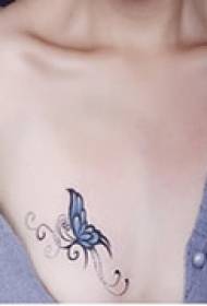 φρέσκο και όμορφο τατουάζ στο στήθος