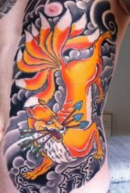 Grudni azijski stil obojen zlim deveterokrakim lisicama tetovaža lisica