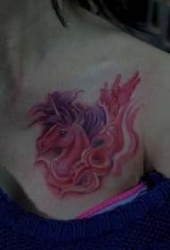 Model i tatuazhit njëbrirësh të kuq të bukurisë së gjoksit