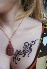 kreativni uzorak tetovaže ljepote na prsima