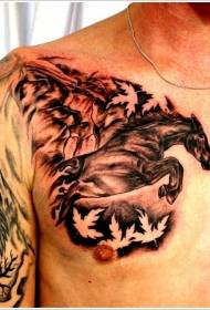 Konj za trčanje u prsima u kombinaciji s uzorkom tetovaže javorovog lišća