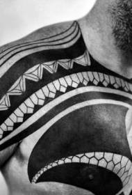 disegno del tatuaggio totem tribale nero petto e spalla