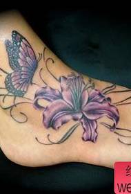 Tatuiruočių mokymo mokykla: kulkšnies lelijos drugelio tatuiruotės modelis