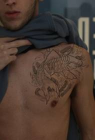 Imatge del tatuatge del pit masculí del pit del tatuatge del calamar negre