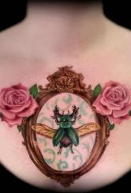 escarabajo verde y patrón de tatuaje de rosa en el espejo
