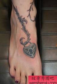 tatuaggio della collana della vite di amore del piede