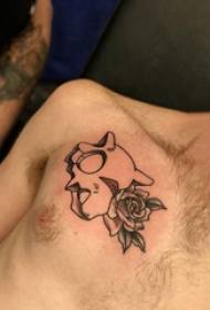 Машки момчиња за тетоважа на градите црни цвеќиња и тетоважа на черепот Слика