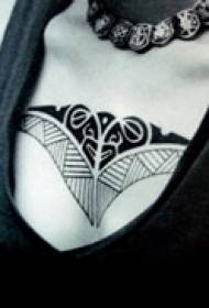 алтернативна креативна тетоважа на грудима