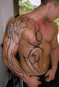 胸と腕のシンプルな黒の部族トーテムタトゥーパターン