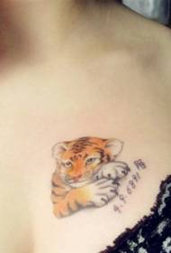 patrón alternativo de tatuaxe de tigre de cor de peito de nenas