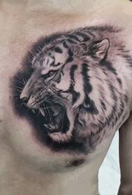 nikns rēciens, krūtīs dominējošs tīģera galvas tetovējums