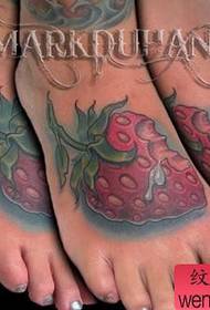 model de tatuaj de căpșuni culoare picior