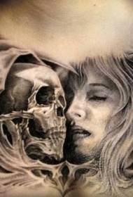 mellkas fekete szürke stílusú nő arcát és a koponya tetoválás mintát