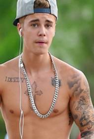 Tetovacia hviezda hrudníka Justina Biebera čierna šedá Malý obrázok tetovania