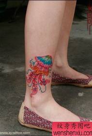 Kāju tetovējuma modelis: skaista skaistuma kājas Skaista medūzas tetovējuma modeļa attēls