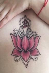 foto del tatuaggio del loto di colore del torace della ragazza sotto il petto