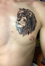 мъжки черен сив геометричен стил татуировка на лъва на лявата гърда