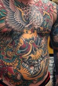 un enorme patró de tatuatges de serps lluitant contra l'àguila al pit i l'abdomen