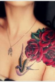 ώμους όμορφα ζωγραφισμένα μεγάλα τριαντάφυλλα και σχέδια τατουάζ πουλιών