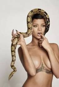 Rihanna Tatuaje Stelo Sub la Nigraj Grizaj Flugiloj Tatuaje