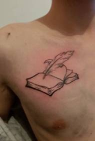 Olovka za pero na prsima mužjaka s tetovažom i slika tetovaže knjige