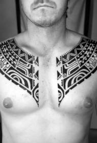 jednoduchý čierny kmeňový totem na hrudi tetovanie