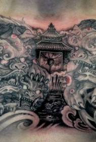 Šareni tigar u grudima azijske tematike i tajanstveni uzorak oltarske tetovaže