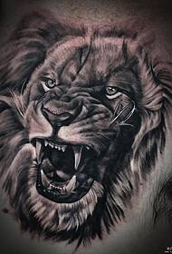 胸の現実的なライオンのタトゥーパターン