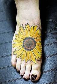 एक रचनात्मक सूरजमुखी फूल टैटू पैटर्न के साथ प्यारा