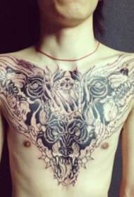 patrone di tatuaggio dominante di l'omu