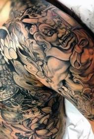 brazo e peito monstruo con varios deseños de tatuaxes florais