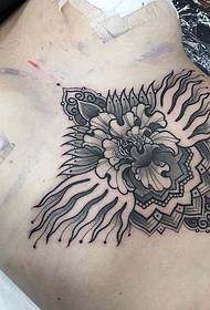 peito de crisantemo sexy de vainilla patrón de tatuaxe de gris negro negro