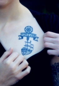女の子の青い胸の入れ墨のタトゥーパターン