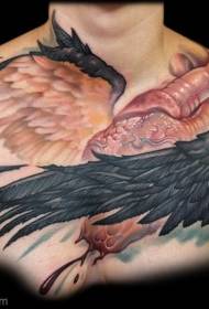 छातीतील वास्तववादी शैलीचे पक्षी पंख आणि हार्टने पेंट केलेले टॅटू नमुना