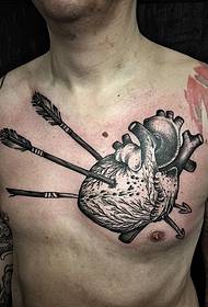 vīriešu krūtīs Eiropas un Amerikas sirds bultas tetovējums