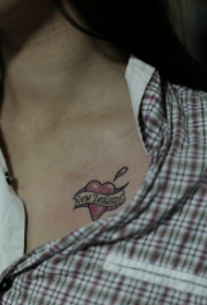 mellkas kicsi friss, egyszerű szív alakú levél tetoválás minta