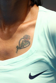 patrón de tatuaje de rosa de atleta Li Na en forma de corazón