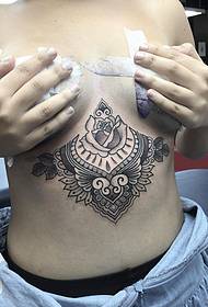 emakumezkoen bularrean bainila tatuaje eredua