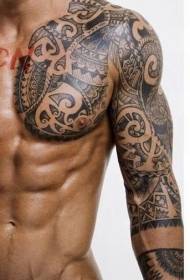 Dub thiab dawb Polynesian style caj npab thiab hauv siab tattoo qauv