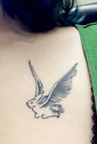 slatka tetovaža na prsima od zeca