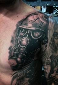 niesamowita czarna maska gazowa i wzór tatuażu na piersi