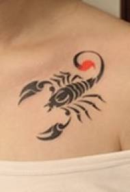 Totem gëftege Brust Tattoo