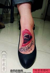 un beau motif de tatouage imprimé lèvre de vampire alternative pied féminin