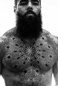 男性胸部黑色迷宮般的部落圖騰紋身圖案