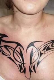 črna totemska tetovaža deluje čez prsi
