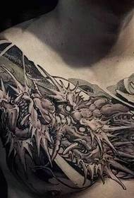 tatuagem de dragão mal em preto e branco no peito muito regular