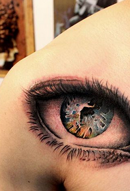 patrón de tatuaxe de ollos realista no peito