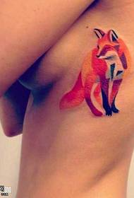 ရင်ဘတ်အနီရောင်ရှိ fox tattoo ပုံစံ
